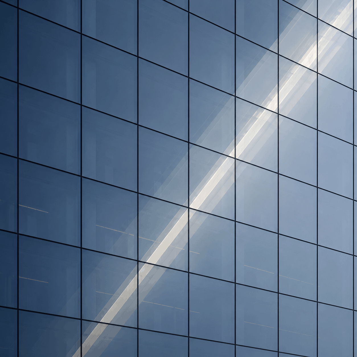Façade de verre contemporaine, lignes nettes